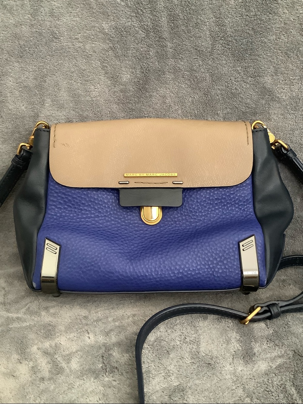 Marc by Marc Jacobs blue and cream colorblock purse - Picture 3 of 12